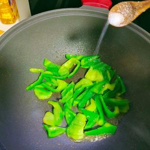 青椒炒鸡蛋❗️❗️营养美味又下饭的做法 步骤4