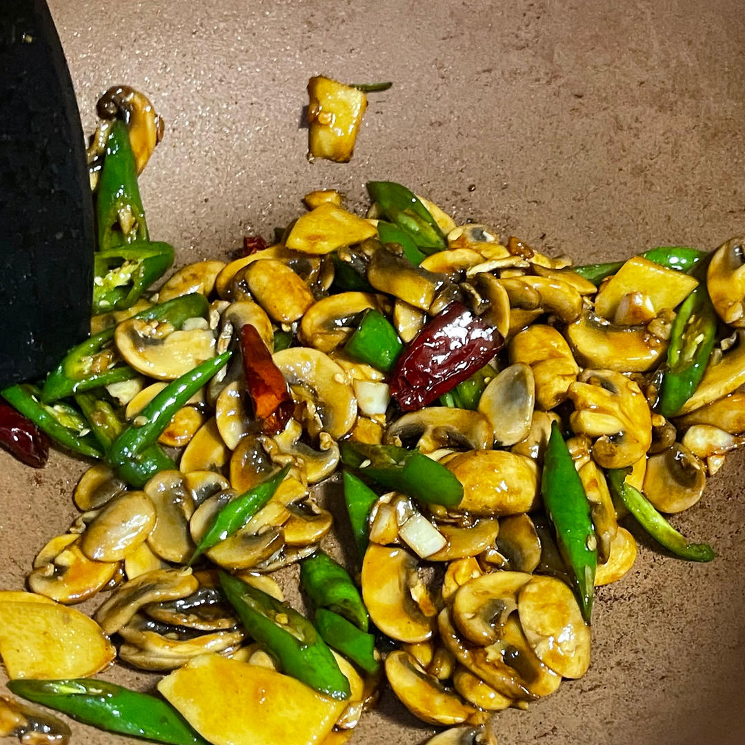 口蘑炒肉味道太鲜美了吧！