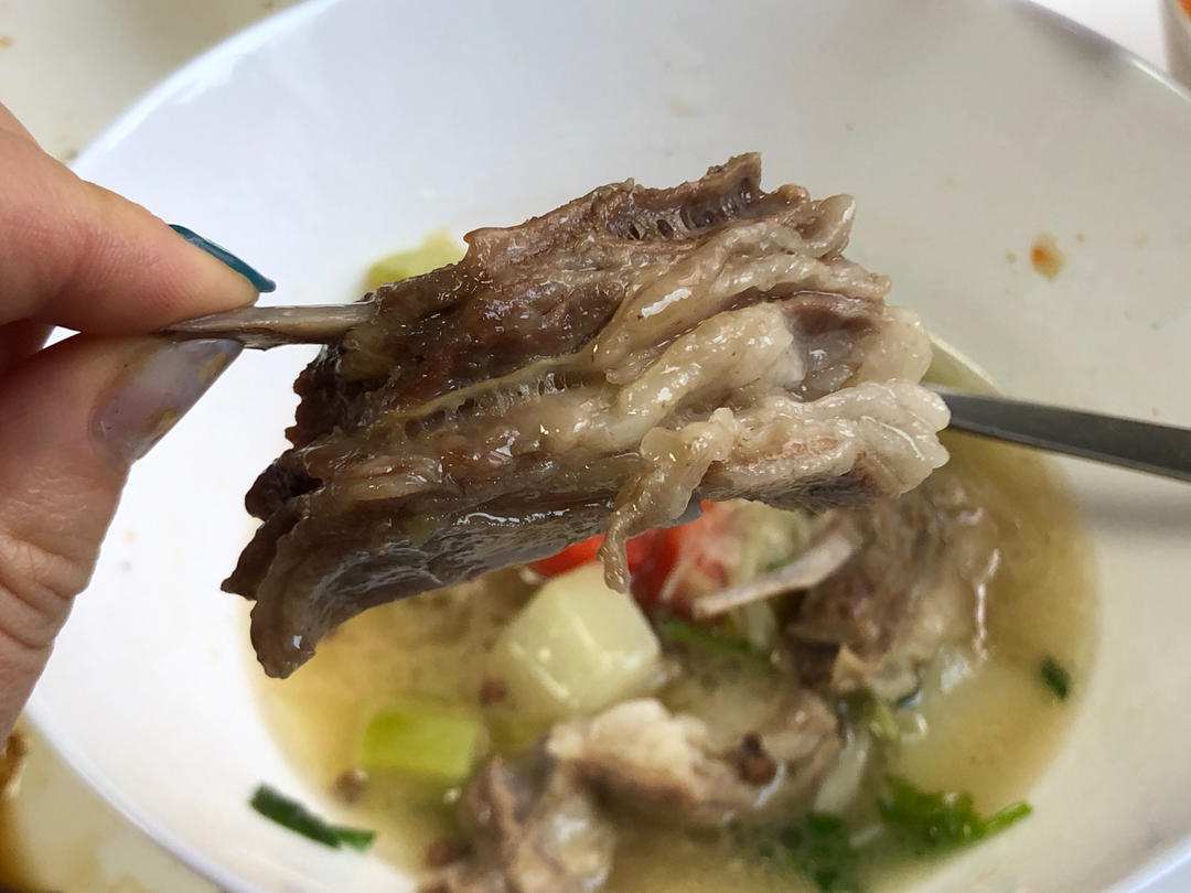 清炖羊排，老爸的拿手菜，汤鲜味浓，羊肉软烂，连萝卜都非常好吃