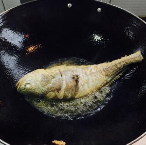 干烧黄花鱼的做法 步骤2