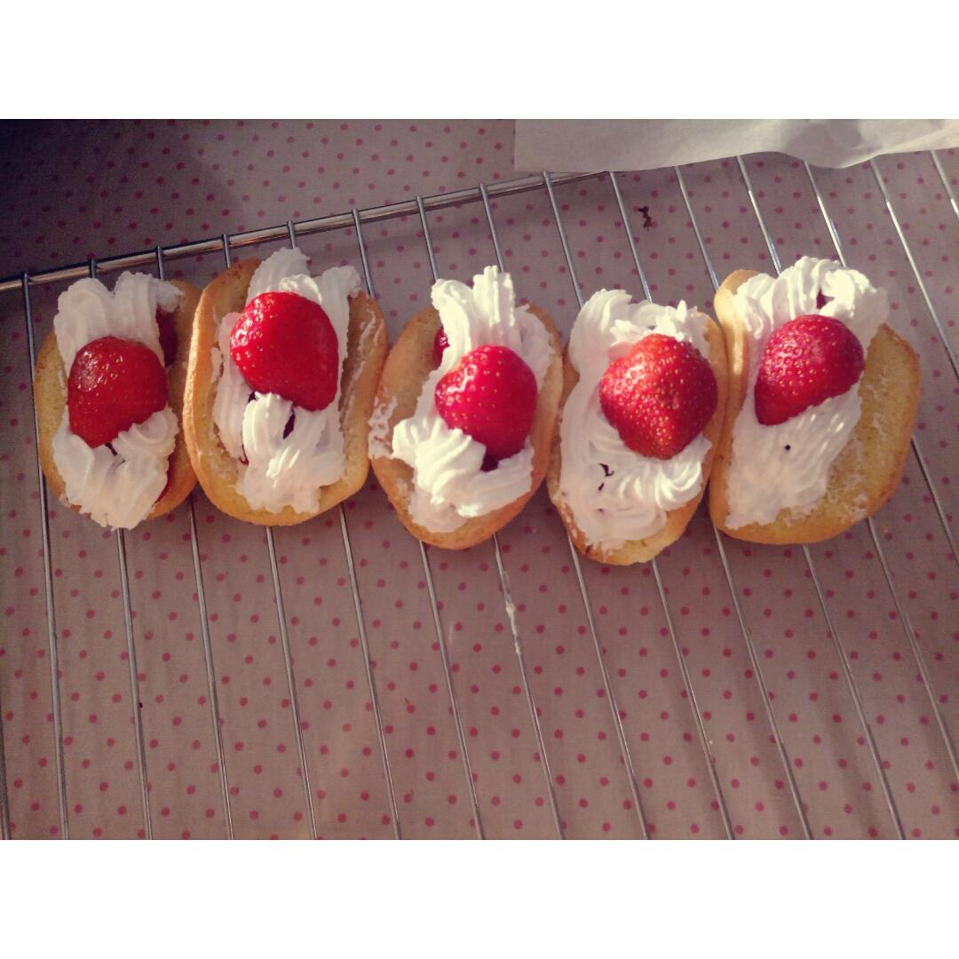 韩国最热门的甜品店Le Bread Lab的草莓蛋糕卷