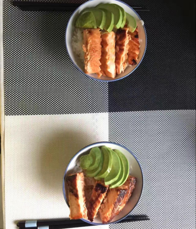 三文鱼牛油果拌饭