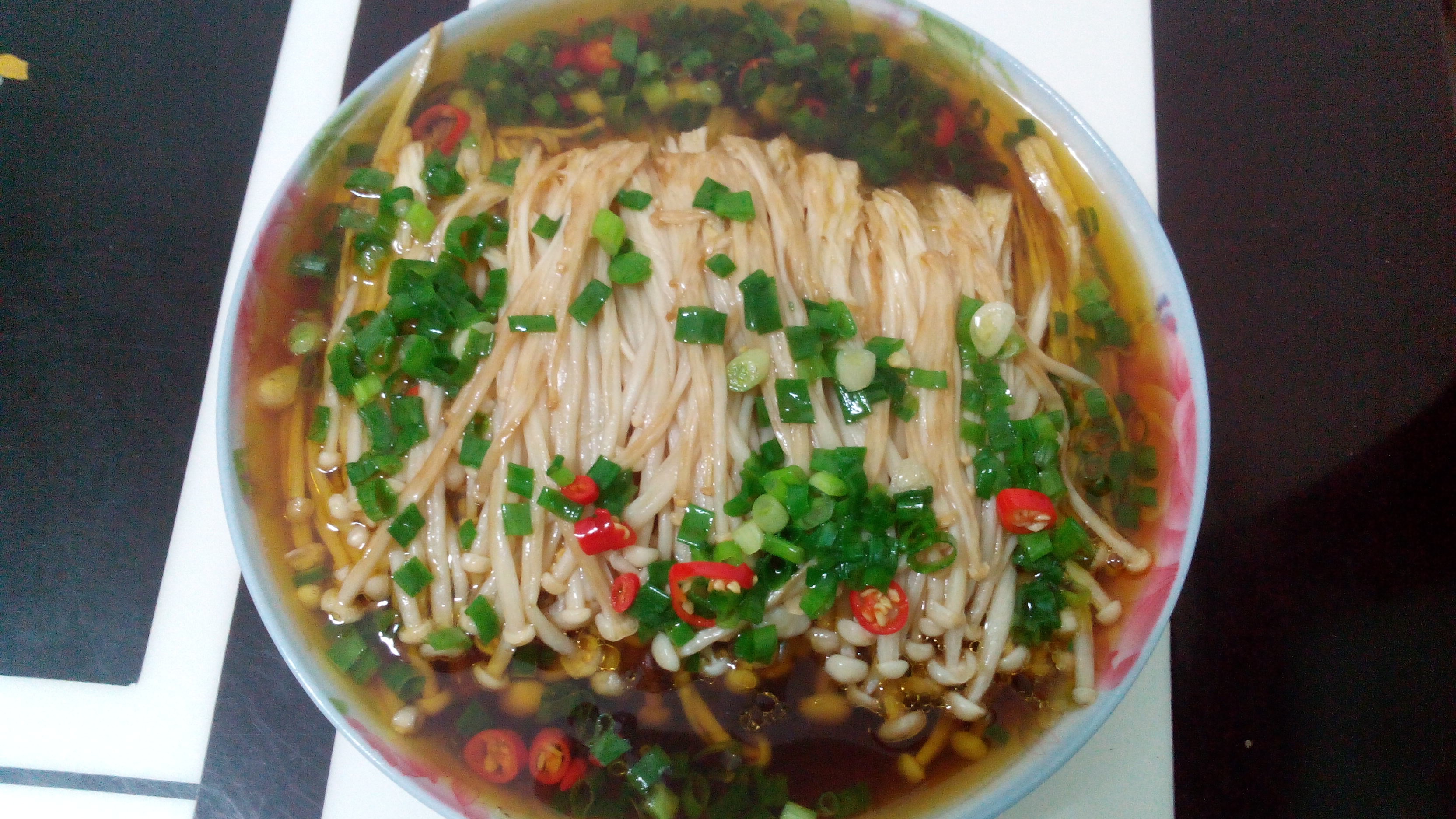 葱油金针菇——10分钟快手菜，你绝对不能错过的美味~