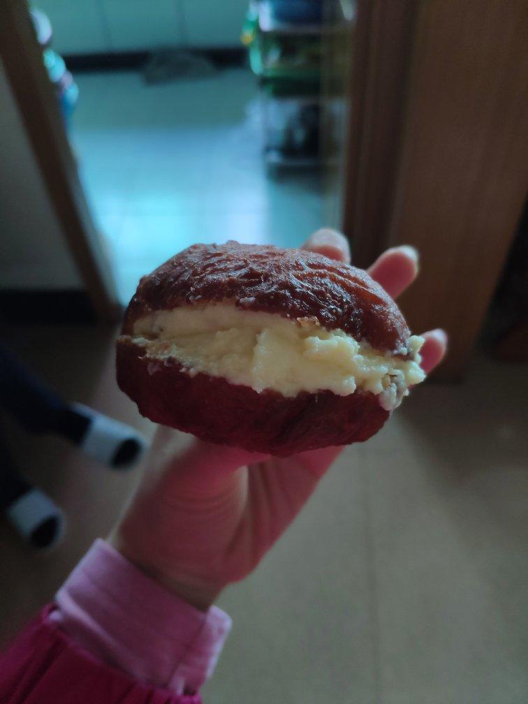 好吃到哭泣的甜甜圈VANILLA CREAM-FILLED DOUGHNUTS