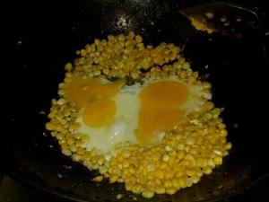 玉米炒鸡蛋的做法 步骤3