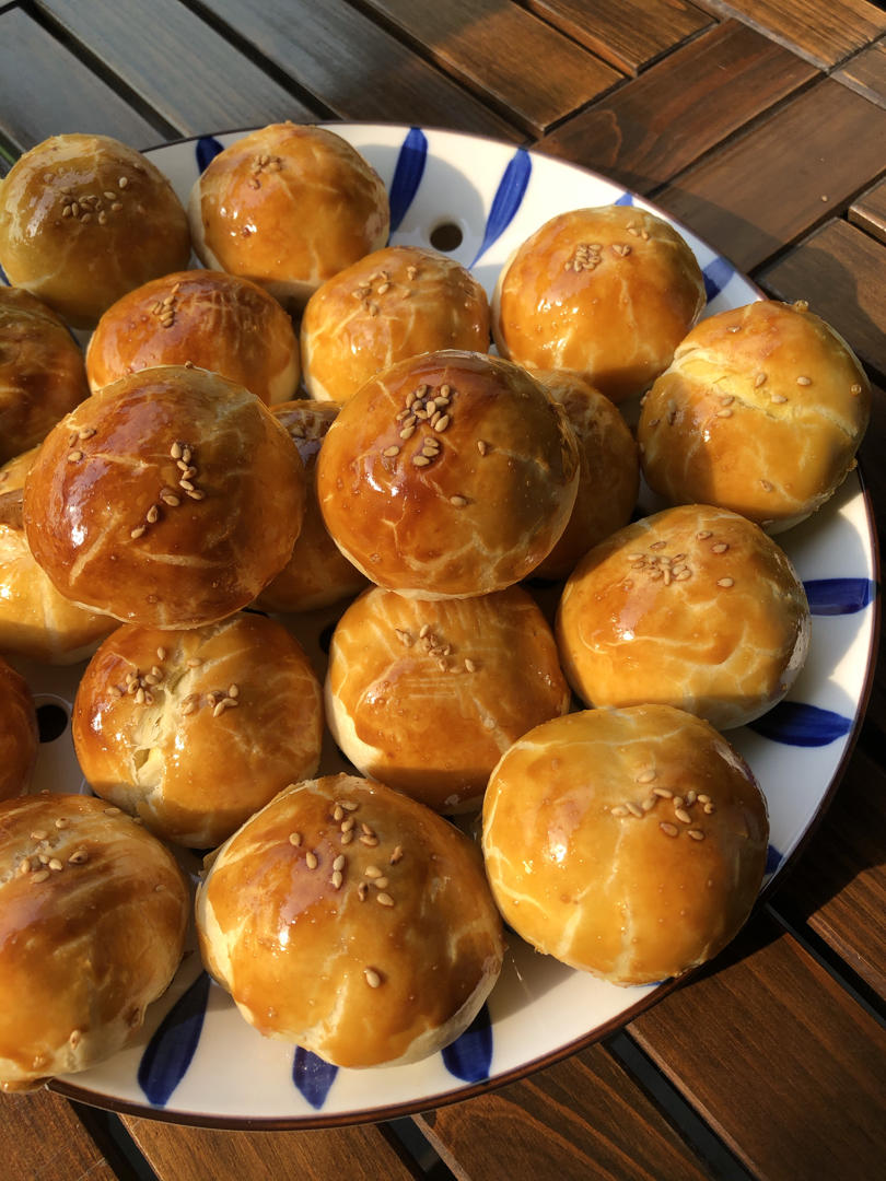 【肉松蛋黄酥】 酥香四溢