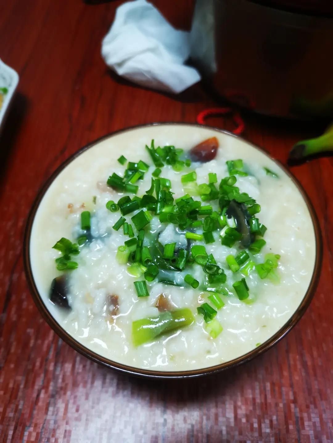 妈妈👩教我做的皮蛋瘦肉粥🥣简单快捷美味😋