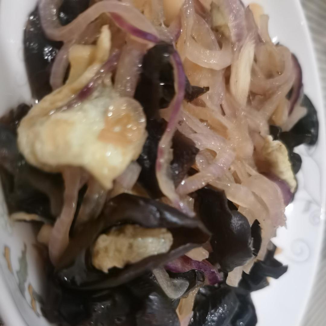洋葱木耳炒鸡蛋