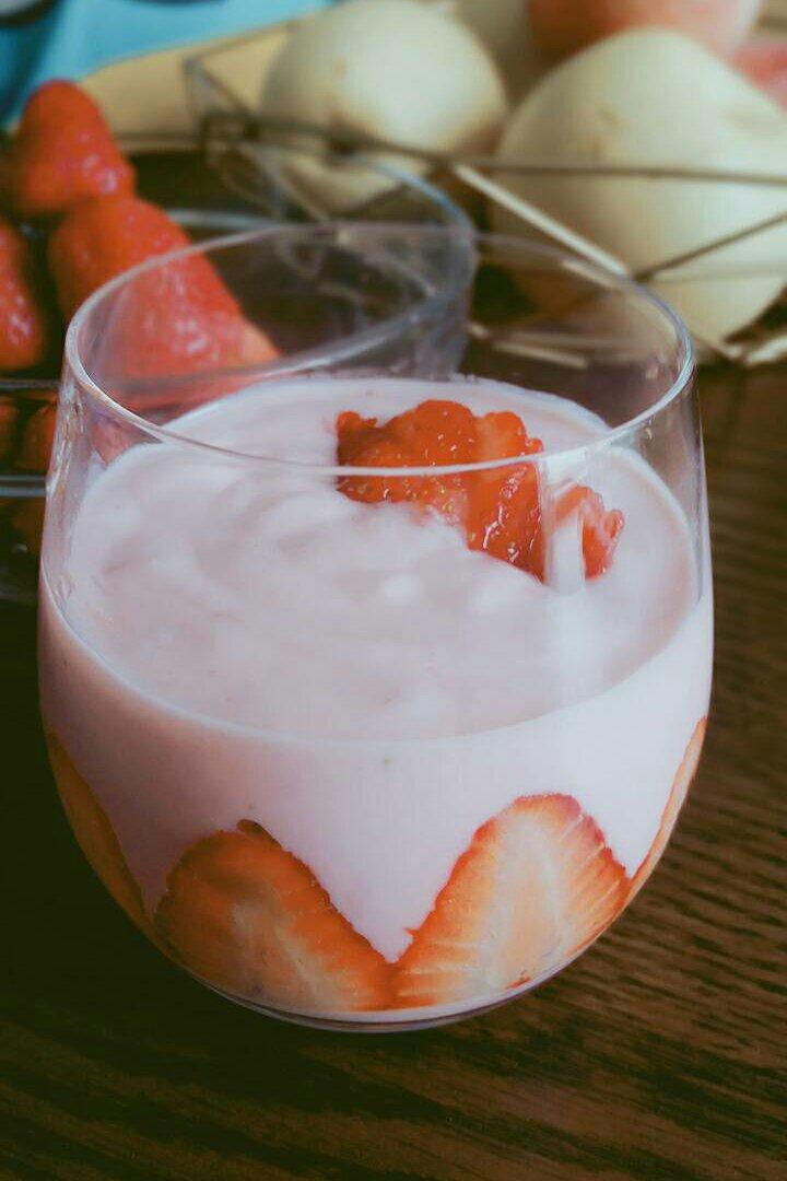 杯壁水果酸奶