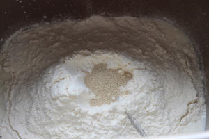 表皮超酥的蜜豆椰蓉泡浆面包的做法 步骤1