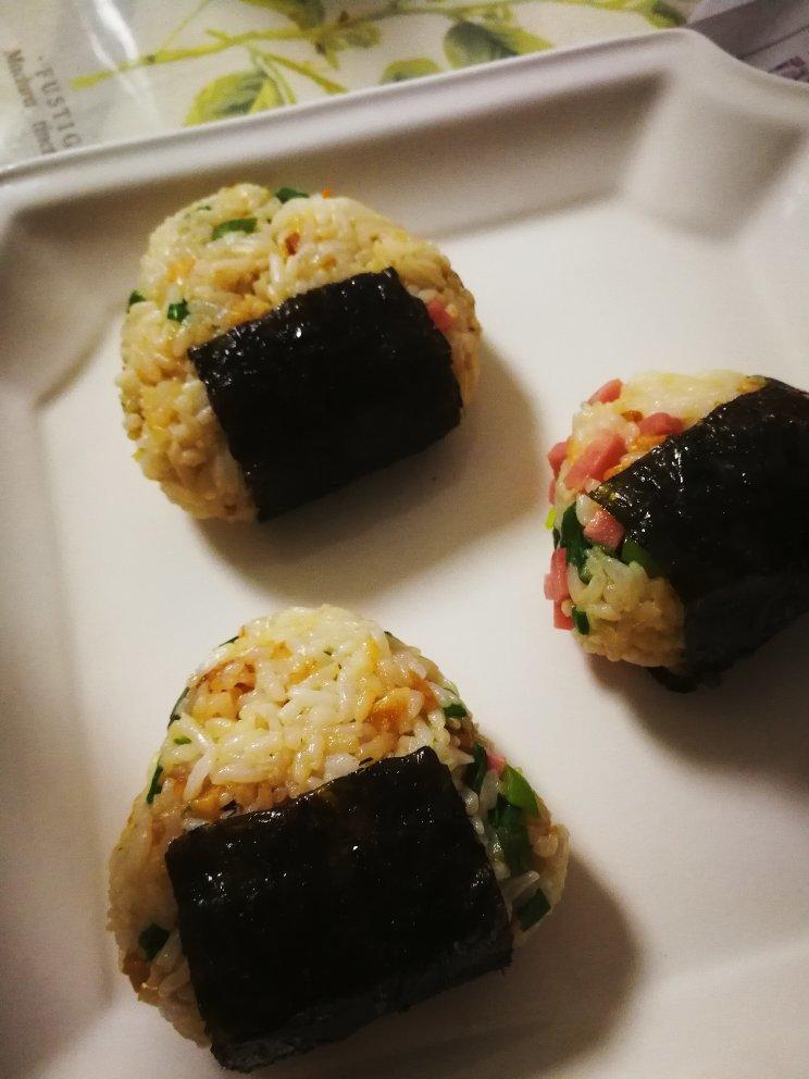 剩米饭的神仙吃法，肉松酱油烤饭团，平底锅就能做哦～