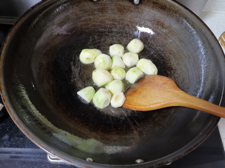 梅干菜芋头烧排骨的做法 步骤2