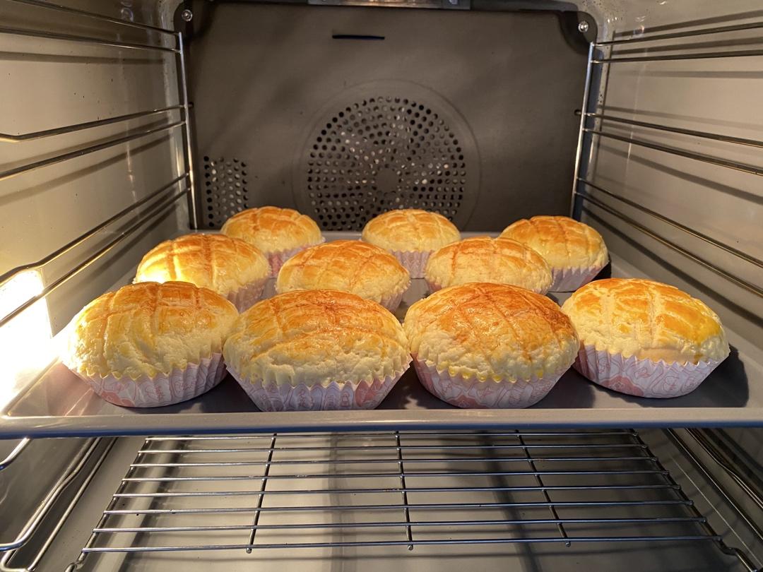 好吃到炸裂的港式菠萝包（附带制作酥皮的小视频）