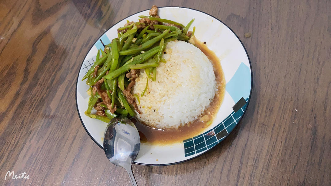 会飞的大静静做的豆角肉丝饭