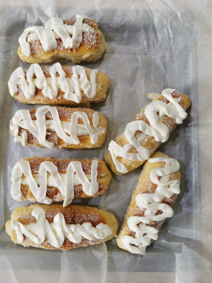 奶油夹心椰蓉面包