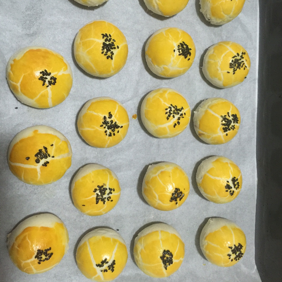 蛋黄酥 Danhuangsu