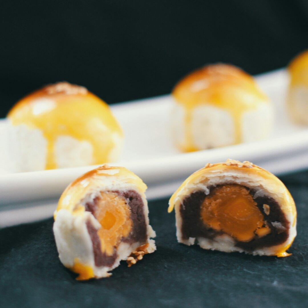 蛋黄酥 Danhuangsu