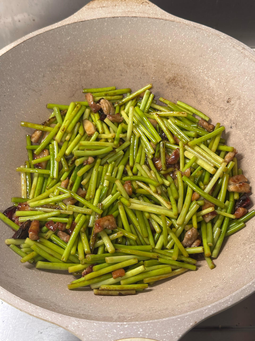 如何炒出隔夜蒜苔炒肉的做法