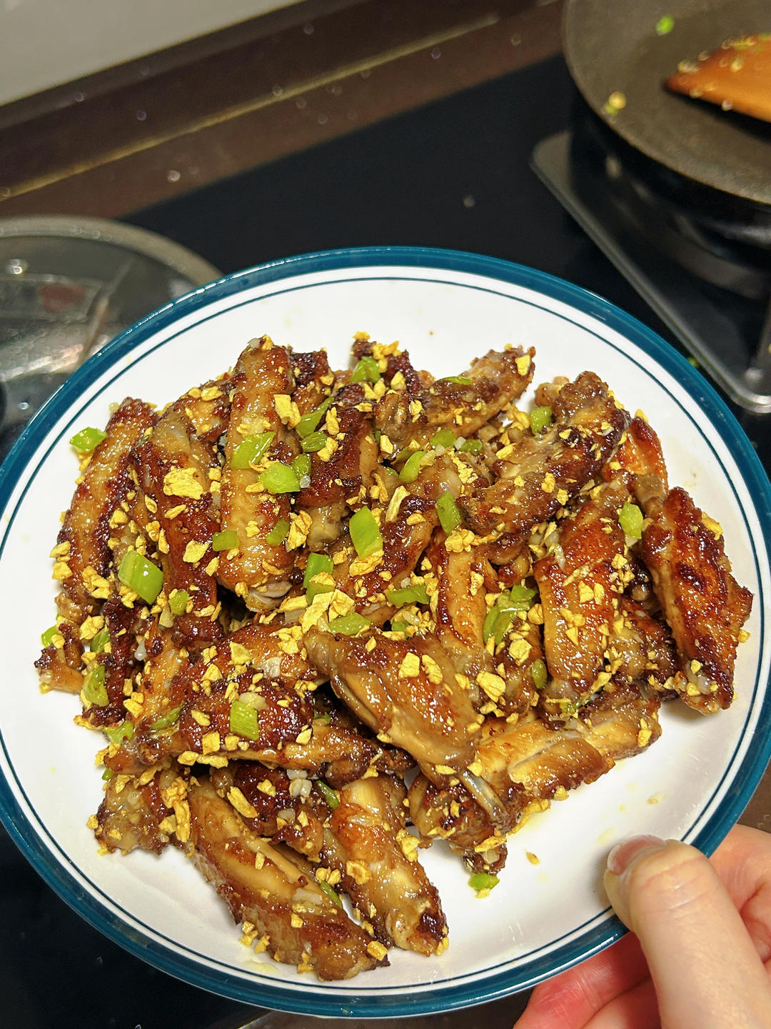 蒜香鸡翅的做法