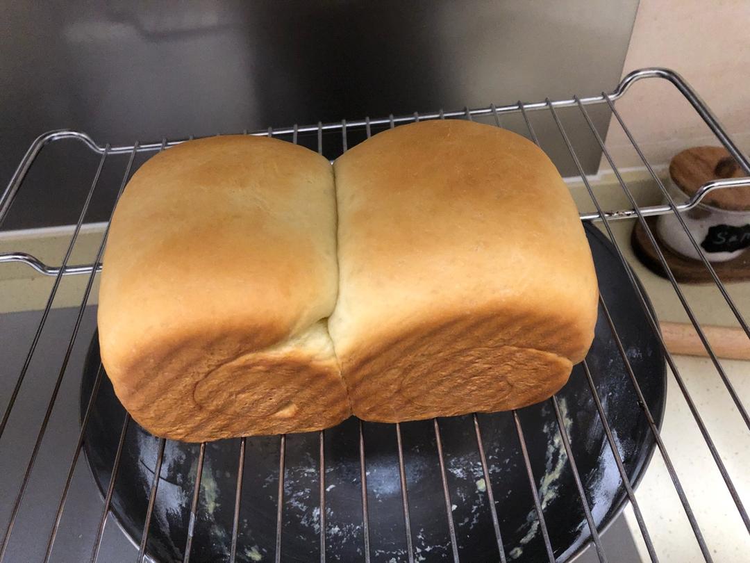 用烤箱自己做面包--手工牛奶吐司面包