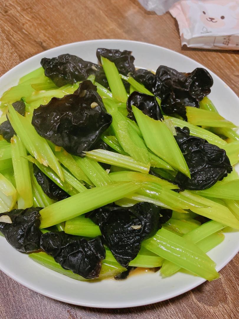 西芹木耳，小清新排毒组合
