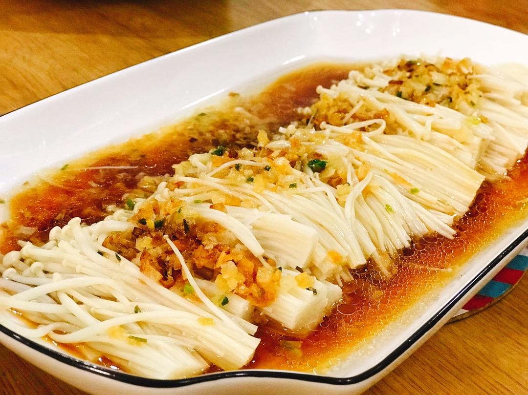 小糍饭t做的蒜蓉蒸金针菇