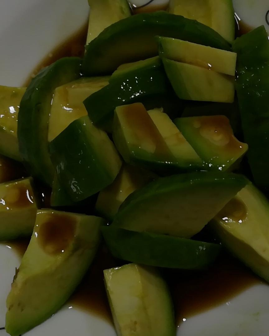 沙拉酱沾牛油果