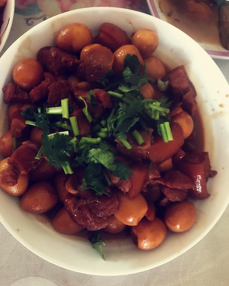 加了鹌鹑蛋后，这盘红烧肉，美味的逆天啦——鹌鹑蛋烧肉（孔瑶食谱）