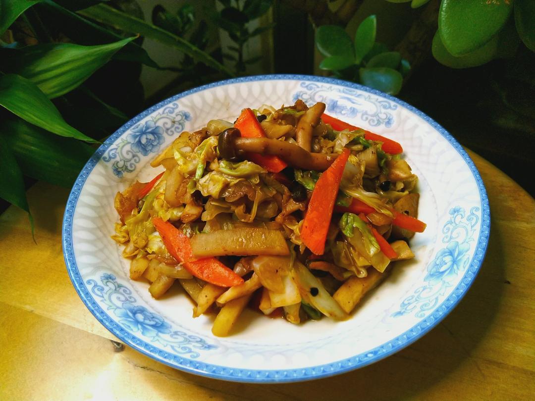 豉香蟹味菇胡萝卜莲藕土豆炒圆白菜