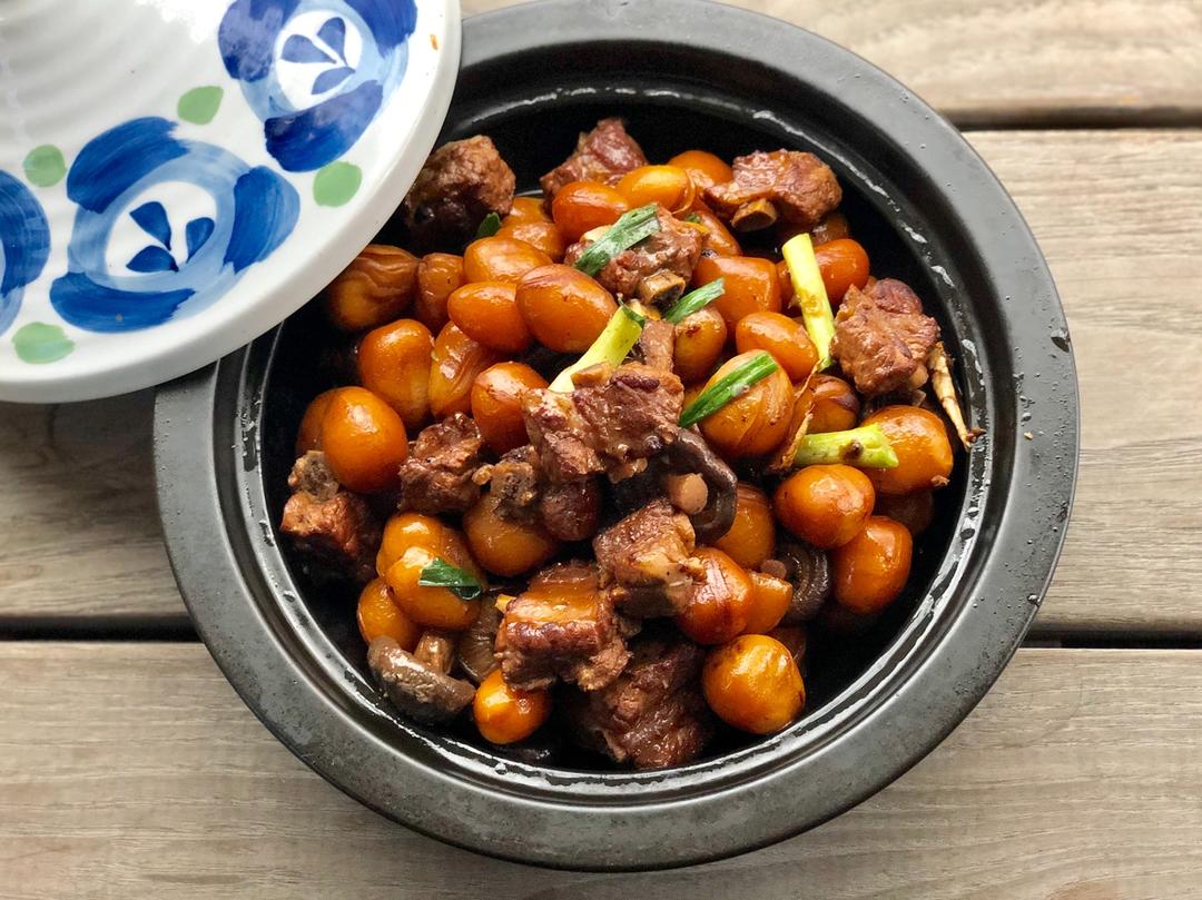 饭饭咯做的凤眼果焖排骨