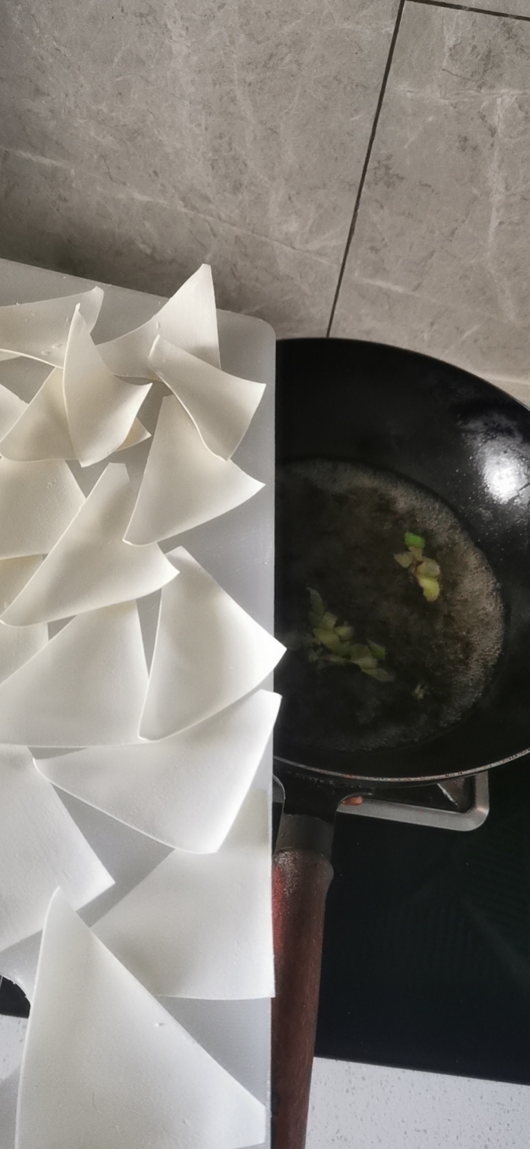 消耗剩余馄饨皮儿～菠菜面片汤的做法 步骤2