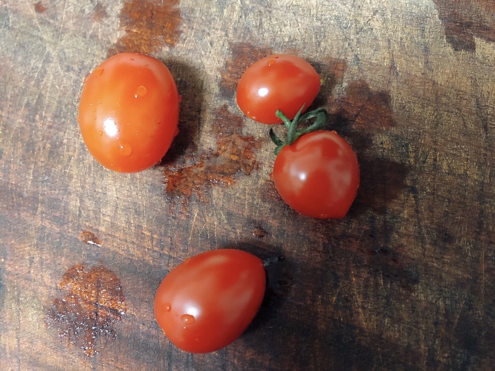 简单漂亮的摆盘—番茄小兔子的做法 步骤1