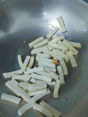 千页豆腐炒芹菜的做法 步骤3