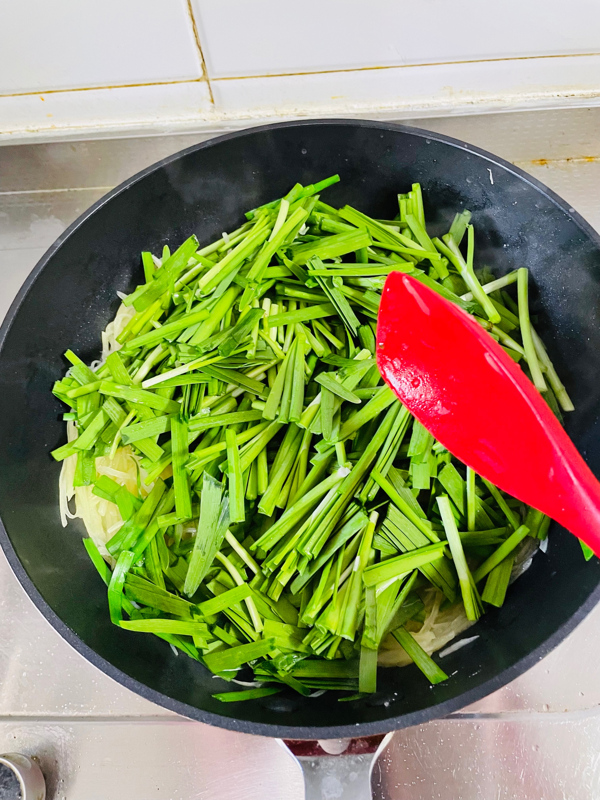 东北家常菜：土豆丝炒韭菜的做法 步骤7
