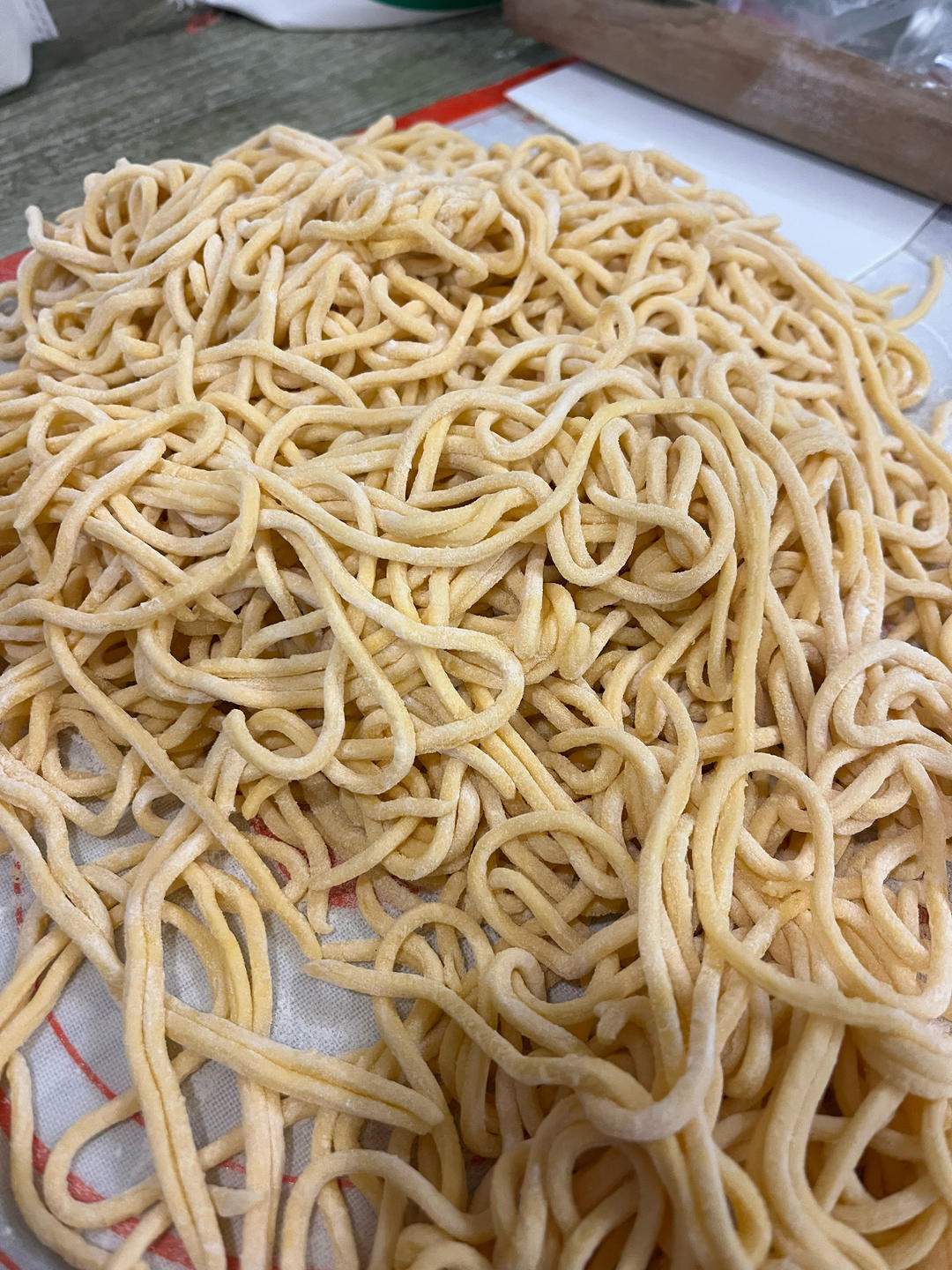 【爽滑筋道的自制面条】（鸡蛋面、菠菜面和胡萝卜面）-面面俱到，家的味道