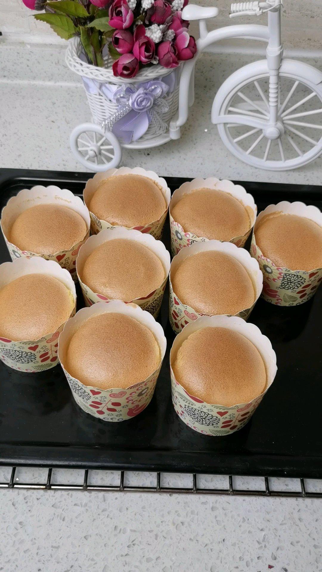 云朵般柔软的纸杯蛋糕