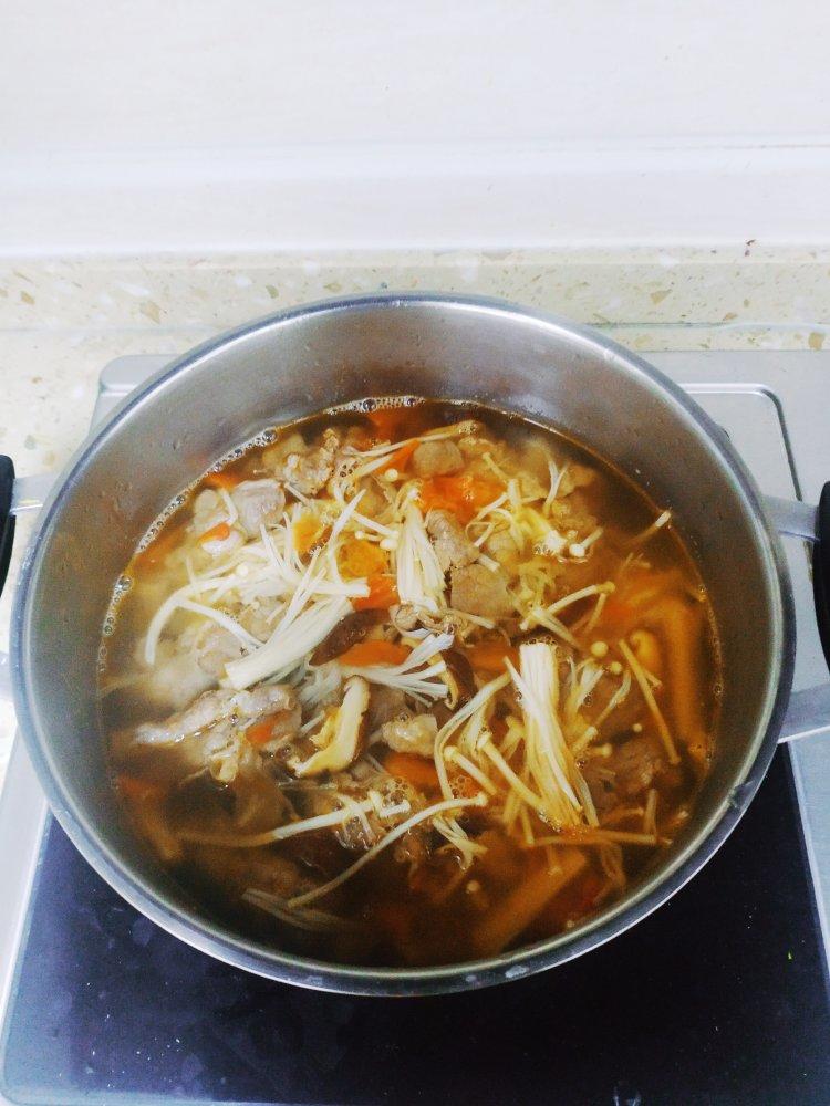 金针菇肥牛番茄锅