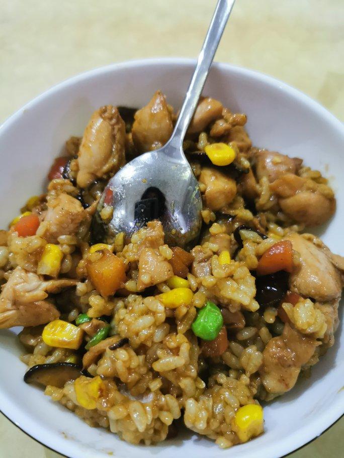 香菇鸡腿肉酱汁炒饭