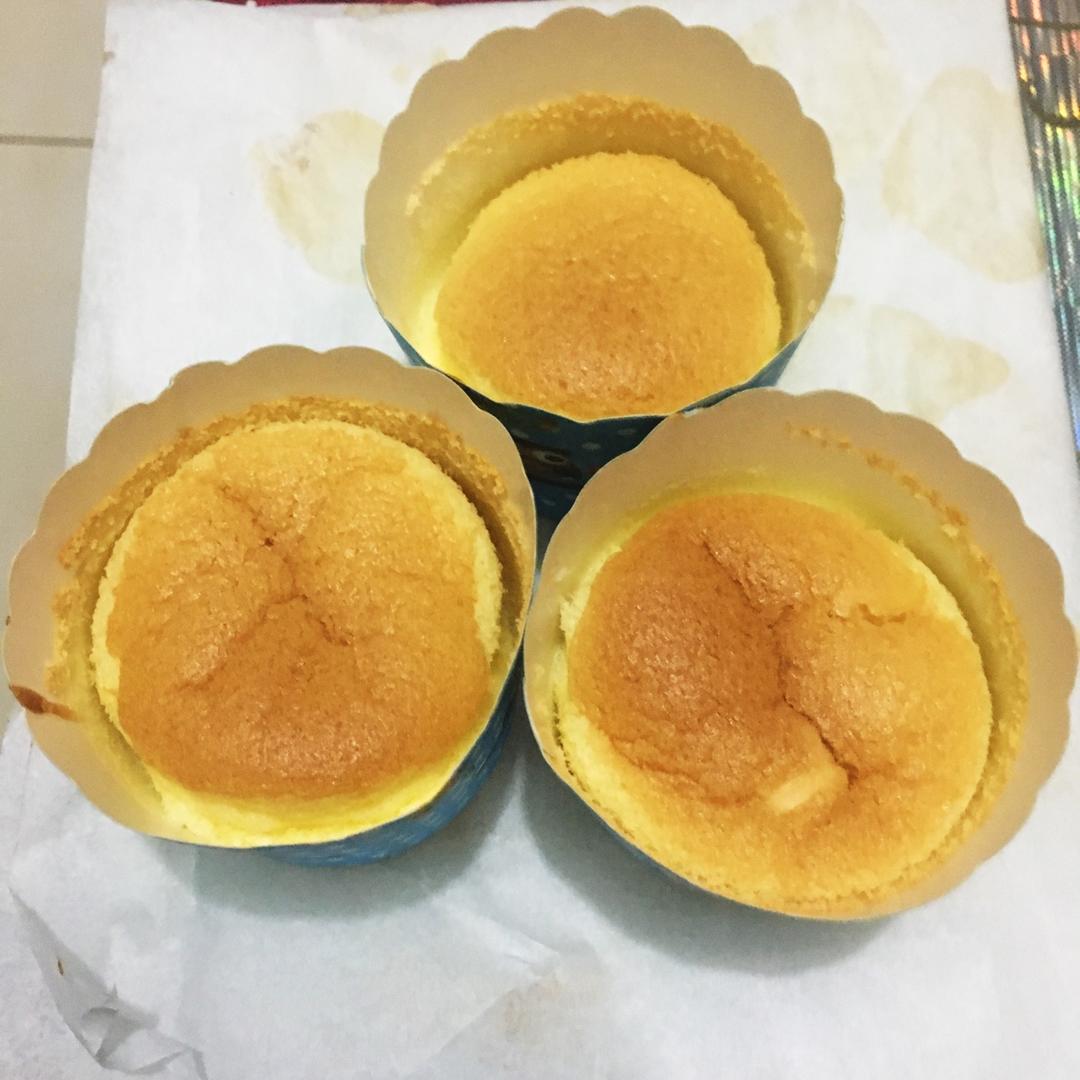 软绵绵戚风纸杯蛋糕