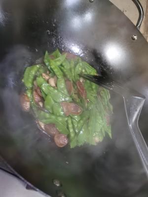 家常菜——香菇腊肠炒荷兰豆的做法 步骤2