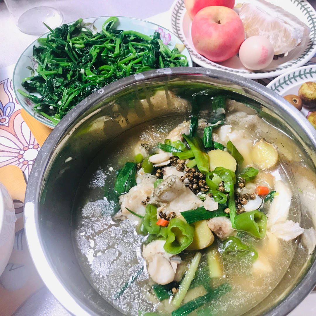 厨师长教你：“鲜椒鲫鱼”的家常做法，鲜辣入味，椒香十足