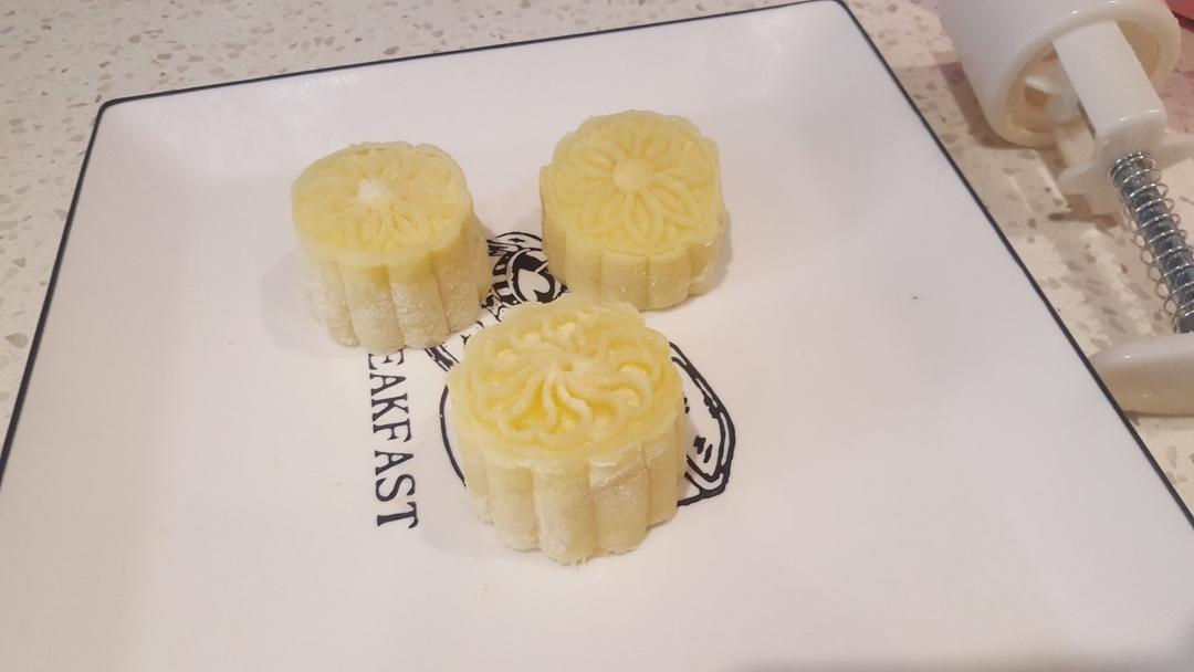 绝世好方！不开裂不粘手港式冰皮月饼（附奶黄馅做法）