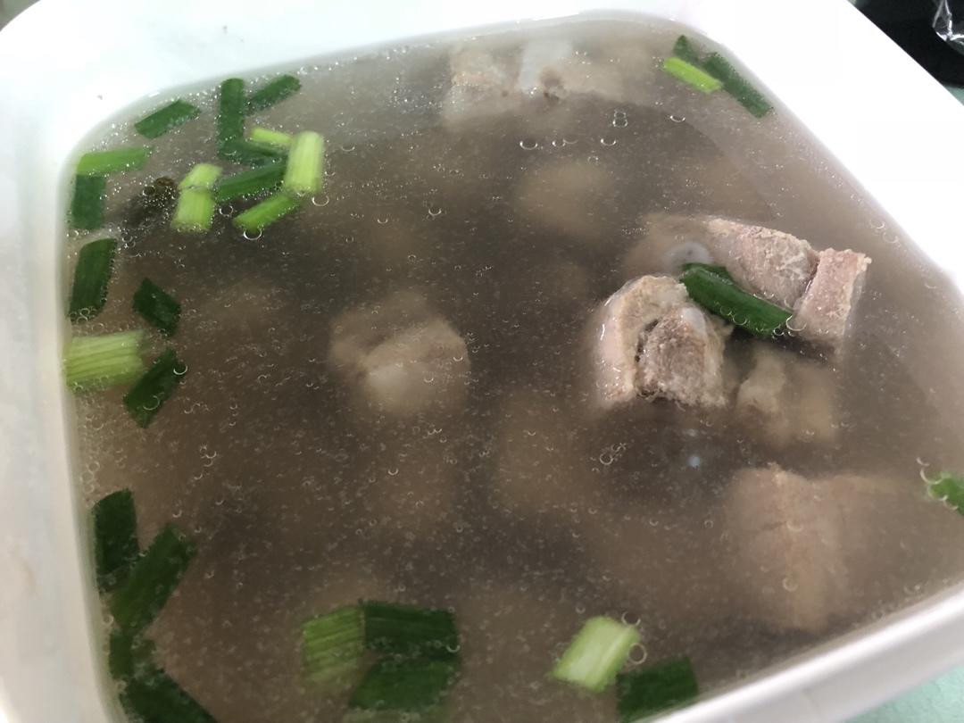 榴莲排骨汤——滋阴补阳      榴莲因它独特的气味让喜欢的人甘之如饴，不喜欢的则闻之作呕。殊不知榴莲的营养价值正体现于这种特殊的味道中哦!这种馥郁的气味造就了榴莲的一大功效，就是开胃、促进食欲。