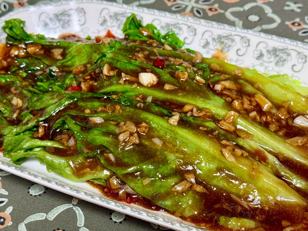 蒜蓉蚝油生菜，清脆爽口，色香味俱全