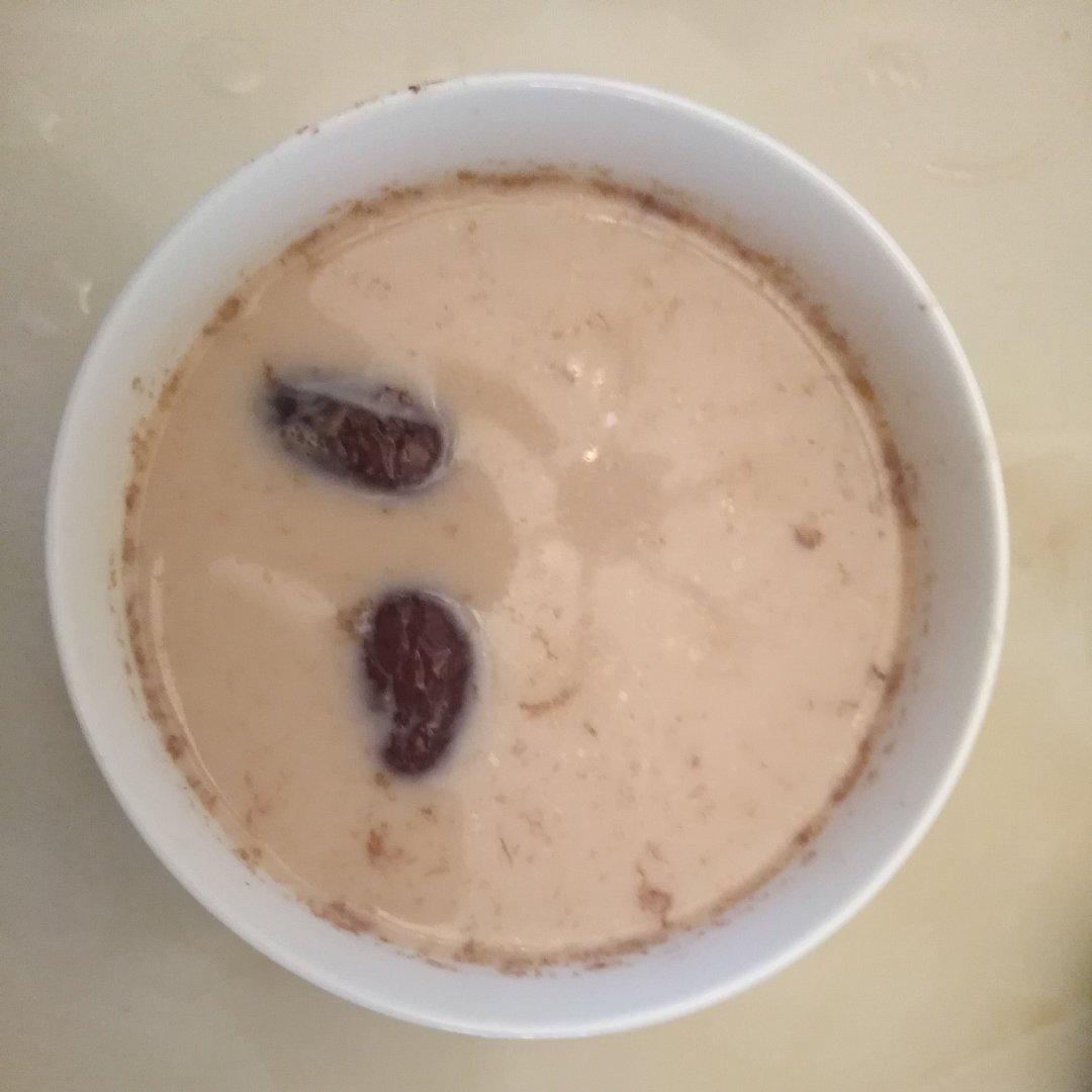 红枣红豆薏仁牛奶粥