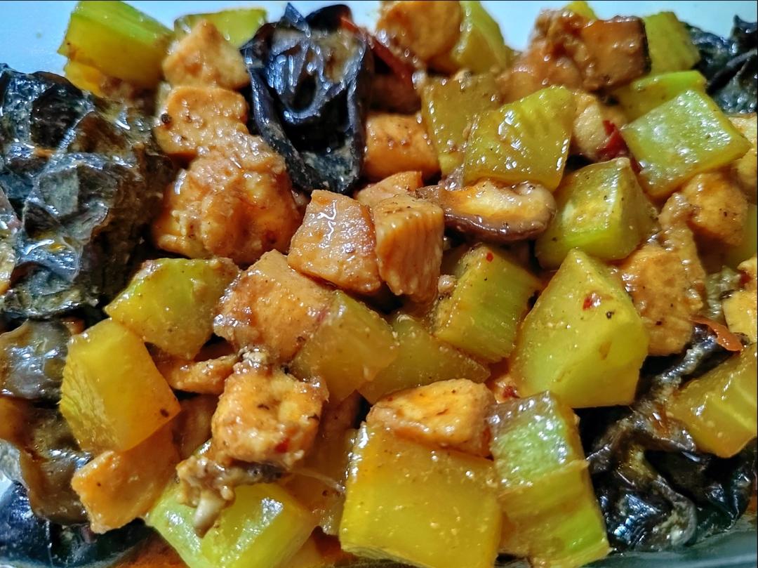 莴笋鸡丁