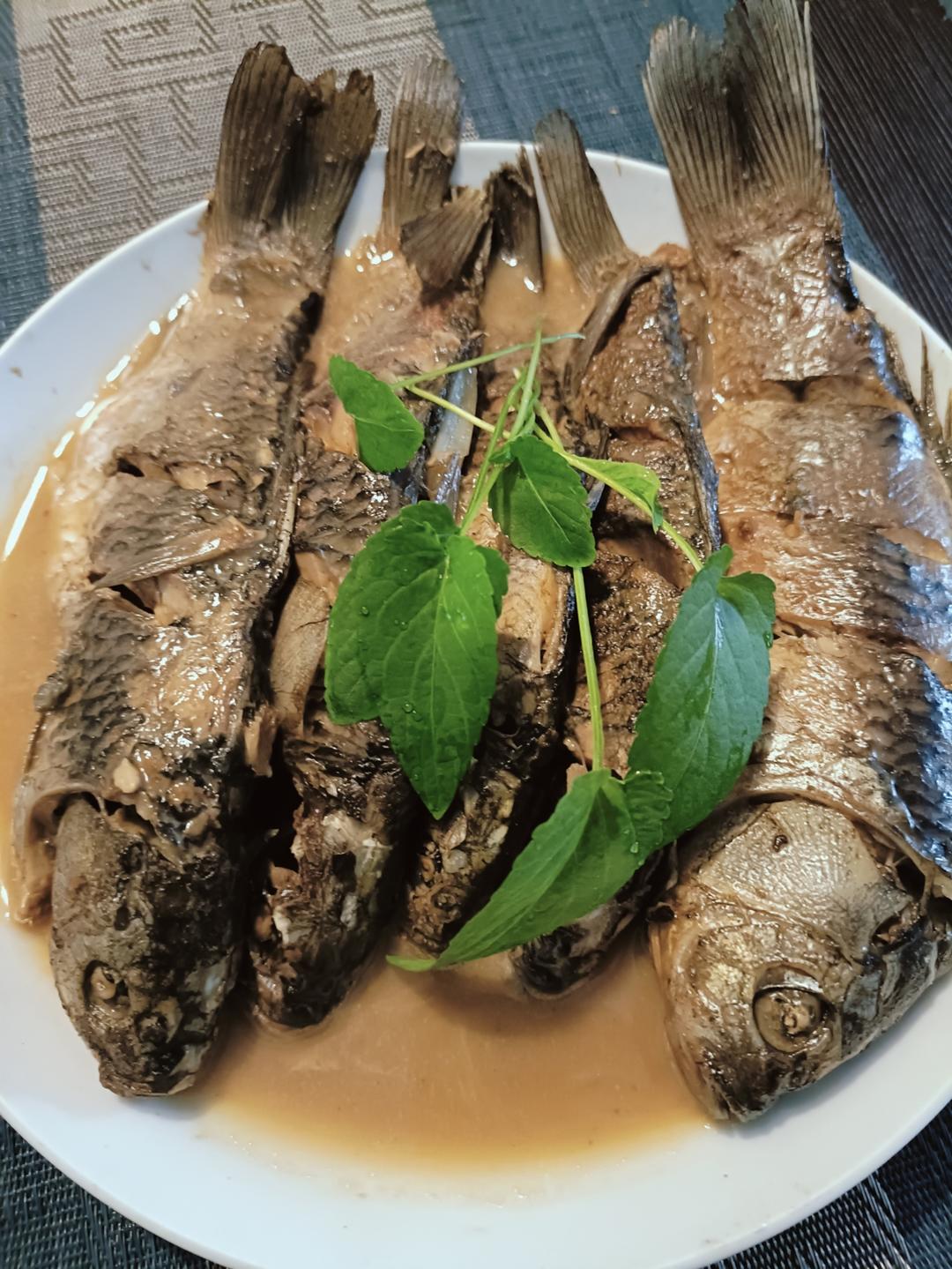 红焖鲫鱼的做法