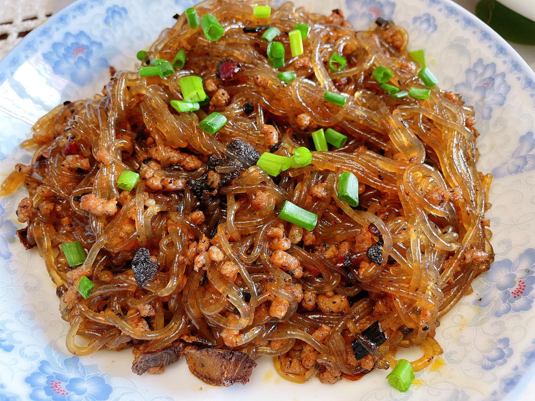 冰糖葫芦炖雪梨做的蚂蚁上树(肉末炒粉丝)超下饭十分钟搞定