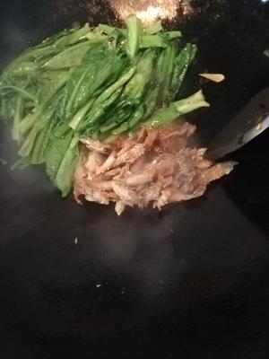 阳江豆豉炒鲜炸鲮鱼(罐头）油麦菜的做法 步骤6