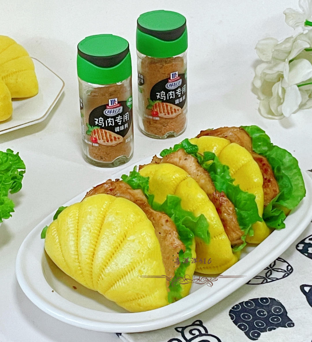 黑胡椒蒜香风味鸡排配南瓜荷叶饼